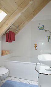 das obere Badezimmer mit Badewanne und WC