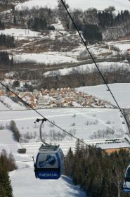 Blick auf den Ferienpark von der Skipiste aus.