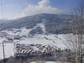 Ferienpark, im Hintergrund der Kreischberg mit der Talabfahrt
